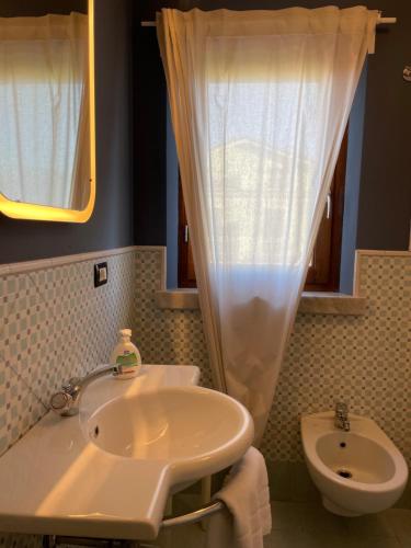 Ванна кімната в Elegante camera matrimoniale con balcone a 500 mt dal mare
