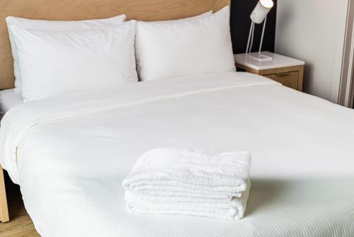 Katil atau katil-katil dalam bilik di WERFY Luxury Apart-Hotel