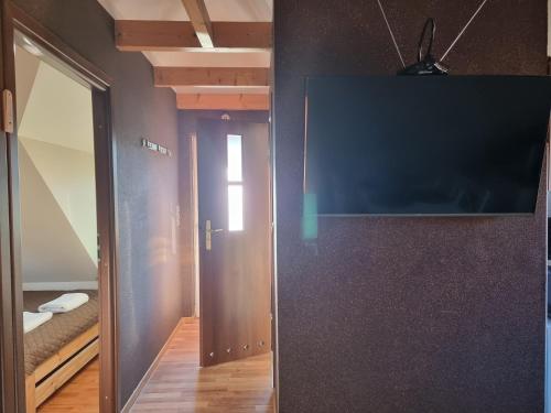 ピエホビツェにあるvinicoの壁に薄型テレビが備わる客室です。