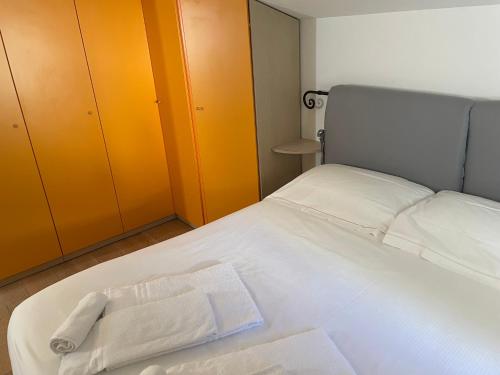 1 dormitorio con 1 cama con 2 toallas en Confortevole camera matrimoniale con terrazza condivisa a 500 mt dal mare, en Marina di Carrara