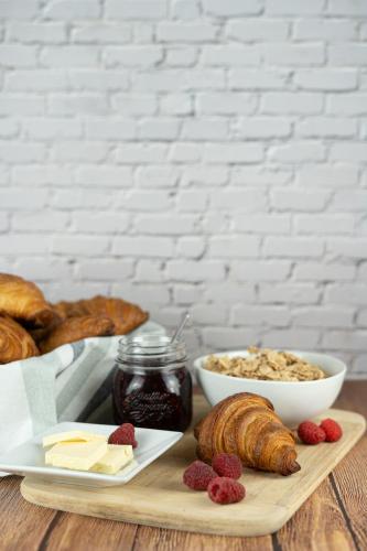 uma mesa com croissants e geleia e um prato de comida em Chalet Monts by Les Etincelles em Tignes