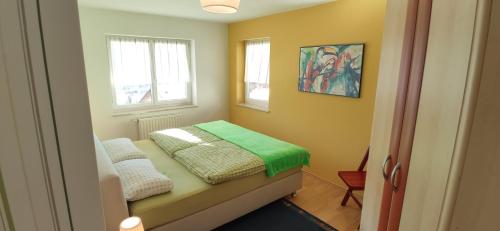 En eller flere senge i et værelse på Ferienwohnung Albblick