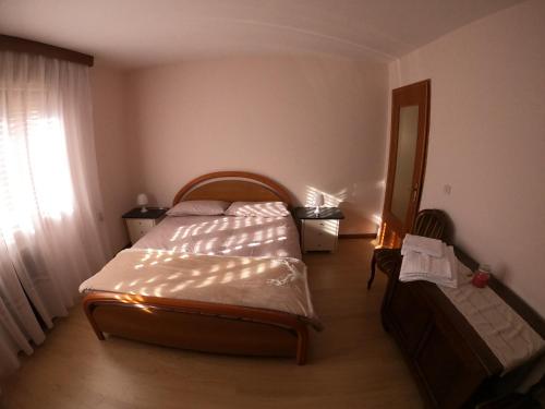 małą sypialnię z łóżkiem i lustrem w obiekcie Baggio House w mieście Cadarese