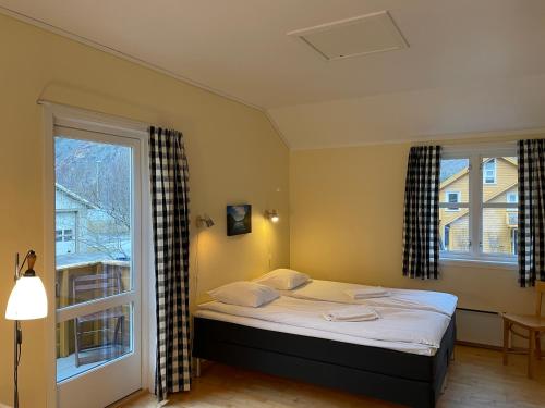 a bedroom with a bed and a large window at Lærdal Ferie- og Fritidspark in Lærdalsøyri