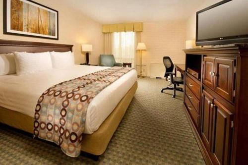 Una cama o camas en una habitación de Hotel Lotus Kansas City Stadium