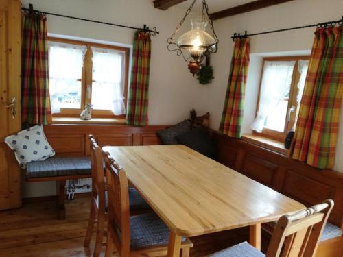 ライト・イム・ヴィンクルにあるLenzlschmiedkasaのダイニングルーム(木製テーブル、椅子付)