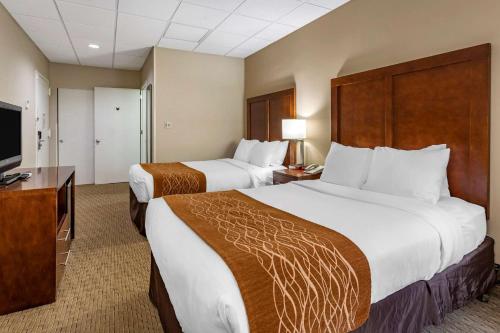 A bed or beds in a room at Comfort Inn Syosset-Long Island