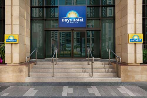 Days Hotel By Wyndham Dubai Deira في دبي: مجموعة من السلالم أمام المبنى