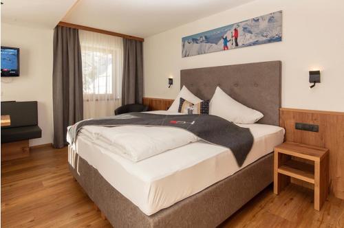 Habitación de hotel con cama y TV en Appartement 202, en Ischgl