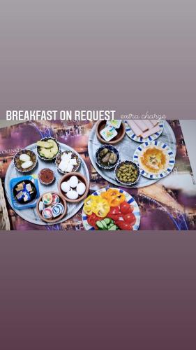 einen Tisch mit Teller mit Speisen darüber in der Unterkunft Star Suite - Rural experience - Northeast point in Madschdal Schams