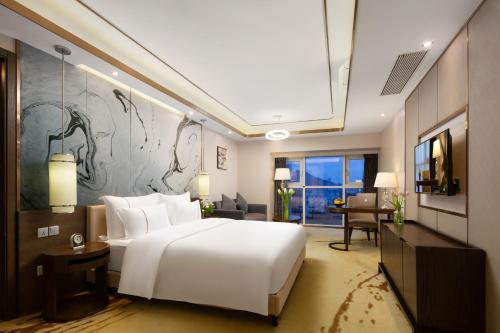 Postel nebo postele na pokoji v ubytování Shenzhen Bay Hisoar Hotel