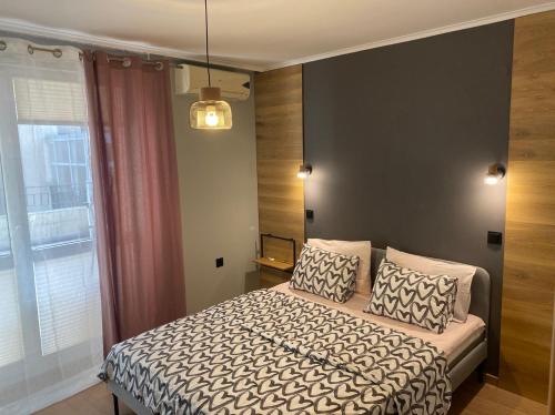 - une chambre avec un lit et une grande fenêtre dans l'établissement Burgas apartment, à Bourgas