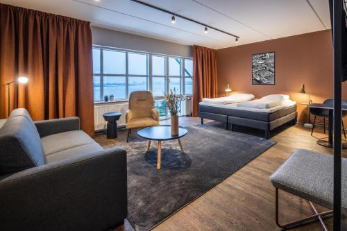 Pier 5 Hotel في ألبورغ: غرفة معيشة مع أريكة وطاولة