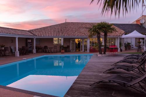 une villa avec piscine et une maison dans l'établissement Le Manoir de l'antiquité, à Challans