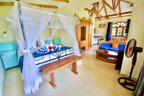 SEA SPLASH SELF CATERING And La Petite Maisonにあるベッド