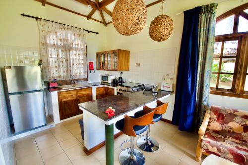 SEA SPLASH SELF CATERING And La Petite Maisonにあるキッチンまたは簡易キッチン