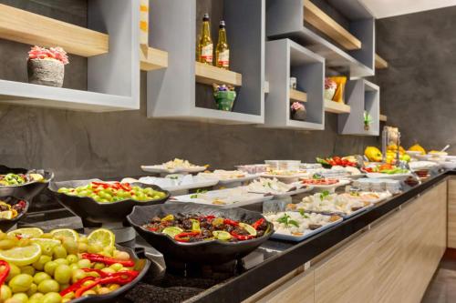 Makanan di atau berdekatan hotel