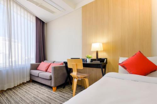 Ένα ή περισσότερα κρεβάτια σε δωμάτιο στο Shin Shin Hotel Jeju Worldcup