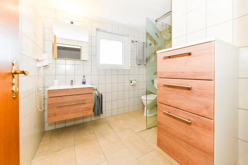 y baño con lavabo y aseo. en Gästehaus Genf, en Velden am Wörthersee