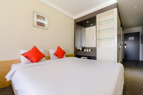 Ένα ή περισσότερα κρεβάτια σε δωμάτιο στο Shin Shin Hotel Jeju Worldcup