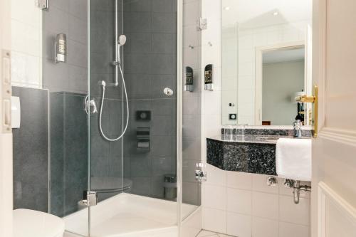 a bathroom with a shower and a sink at Weingut Pastoriushaus - Artur Steinmann in Sommerhausen