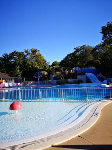 - une piscine avec un ballon rouge dans l'eau dans l'établissement 
