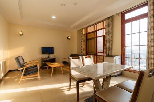 uma sala de estar com mesa e cadeiras em Kibo Palace Apartments em Arusha