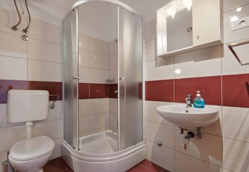 Bilik mandi di Apartments Pitarević