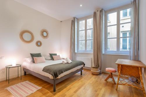 um quarto com uma cama e uma grande janela em DIFY Le Velvet - Bellecour em Lyon