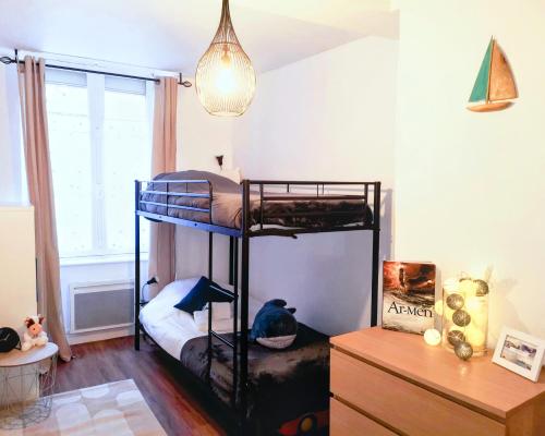 um quarto com dois beliches em Au cœur des remparts, L'ÉCRIN Appartement 2 chambres pour 2-6 pers em Saint Malo