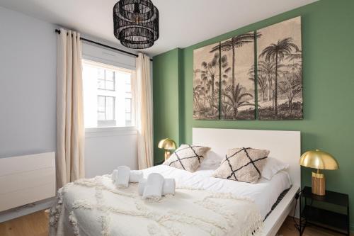 - une chambre avec un lit blanc aux murs verts dans l'établissement DIFY Louis Blanc - Brotteaux, à Lyon