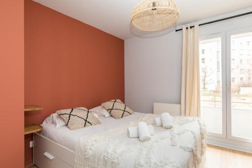une chambre avec un lit et une grande fenêtre dans l'établissement DIFY Louis Blanc - Brotteaux, à Lyon