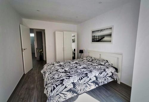 En eller flere senge i et værelse på Luxury Holiday Apartment Pozo II