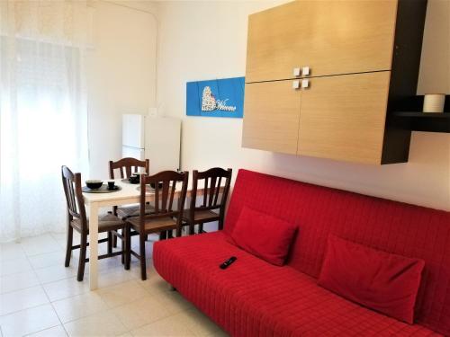 - un salon avec un canapé rouge et une table dans l'établissement Pero Apartment - Fiera Milano, à Pero