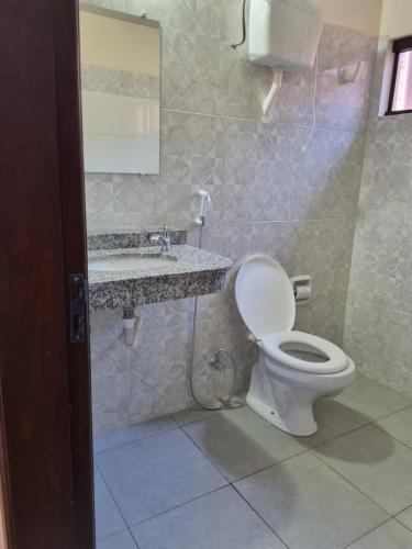 a bathroom with a toilet and a sink at Hotel Karanda´y in Villa Concepción
