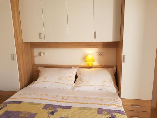 Postel nebo postele na pokoji v ubytování Apartment in Bol with sea view, balcony, air conditioning, WiFi 3831-1