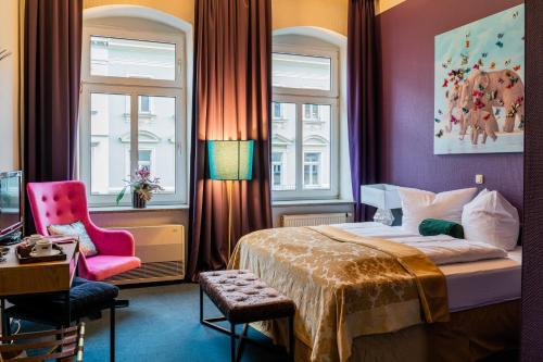 Boutique Hotel Rothenburger Hof tesisinde bir odada yatak veya yataklar