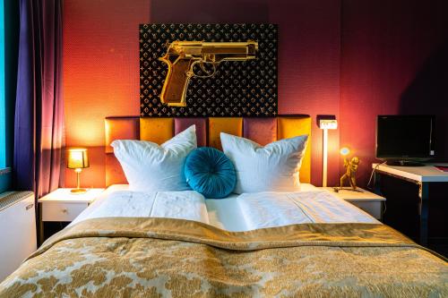 ein Schlafzimmer mit einem großen Bett mit blauen Kissen in der Unterkunft Boutique Hotel Rothenburger Hof in Dresden