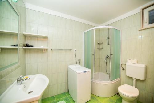 y baño con ducha, aseo y lavamanos. en Apartment in Bol with sea view, terrace, air conditioning, WiFi 3739-2 en Bol