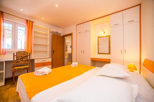 ein Schlafzimmer mit einem großen Bett mit Handtüchern darauf in der Unterkunft Apartment in Bol with sea view, terrace, air conditioning, WiFi 3739-2 in Bol
