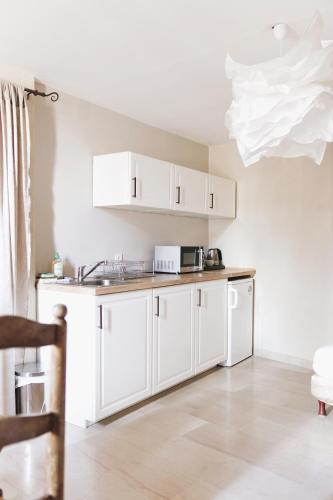 Dapur atau dapur kecil di Hôtel la Fête en Provence