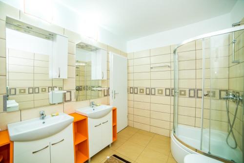 Koupelna v ubytování Apartment in Bol with sea view, terrace, air conditioning, WiFi 3739-3