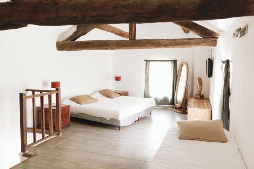 Postel nebo postele na pokoji v ubytování Hôtel la Fête en Provence