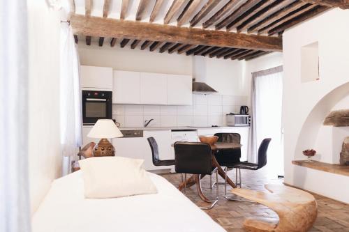 Dapur atau dapur kecil di Hôtel la Fête en Provence