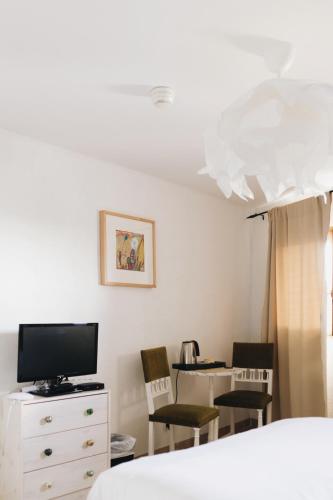 Televisyen dan/atau pusat hiburan di Hôtel la Fête en Provence
