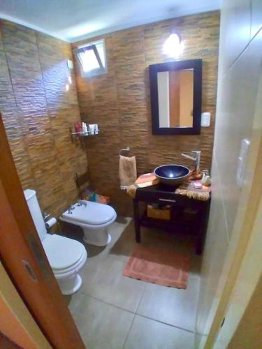 a bathroom with a toilet and a sink at Habitación y baño privado, en SN Bienestar y calma in San Nicolás de los Arroyos