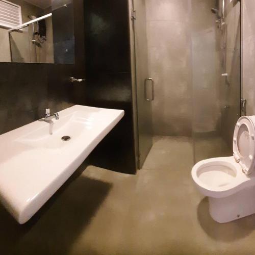 a bathroom with a sink and a toilet at AMARASINGHE GUEST HOUSE in Haputale