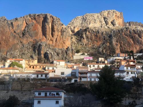 une petite ville en face d'une montagne dans l'établissement Granada-Cogollos Vega Village, à Cogollos De La Vega