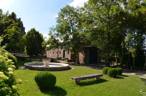 Jardin de l'établissement Les Confidences de Messire Sanglier, stylished guest houses