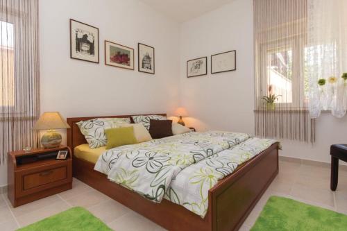 ein Schlafzimmer mit einem großen Bett, einem Tisch und einem Schreibtisch in der Unterkunft Two Bedroom Apartment Valdebecco for 5 persons in Pula